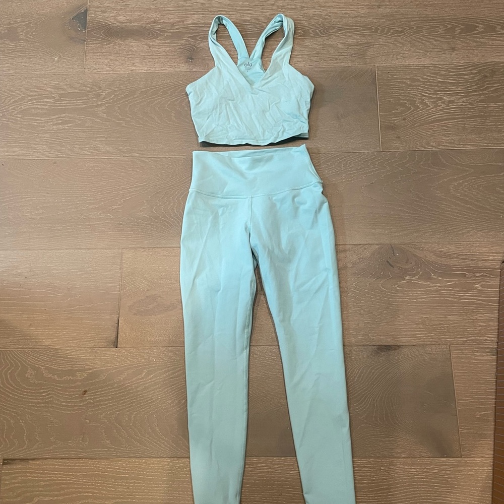 Alo yoga airlift set.